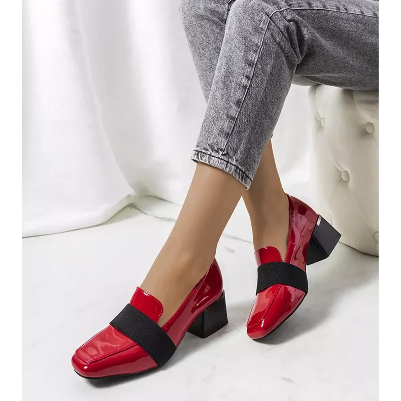 Zapatos lacados en rojo en el puesto de Tammy 2