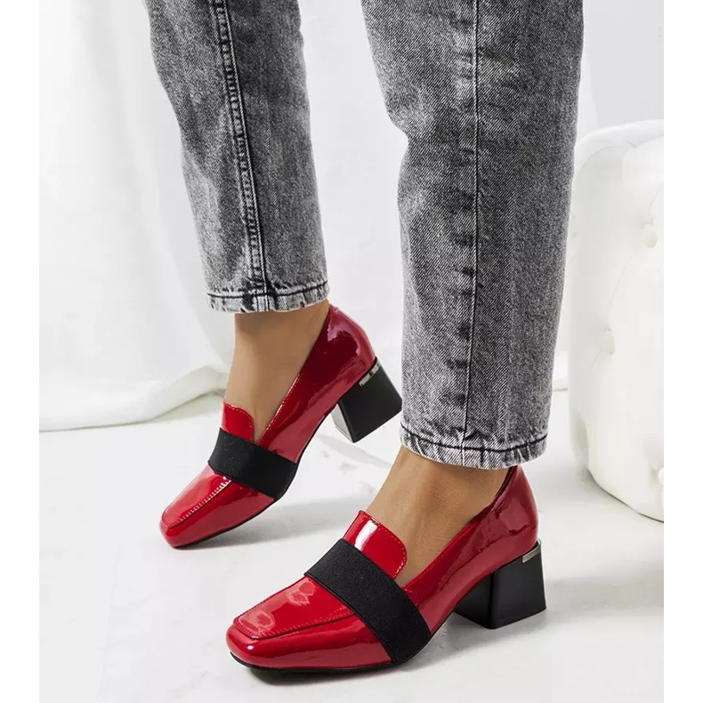 Zapatos lacados en rojo en el puesto de Tammy 1