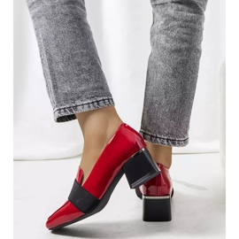Zapatos lacados en rojo en el puesto de Tammy 3