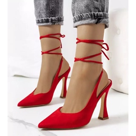 Zapatos rojos con cordones en el post de Lotti 1