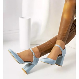 Bombas azules en el puesto de Clement 1