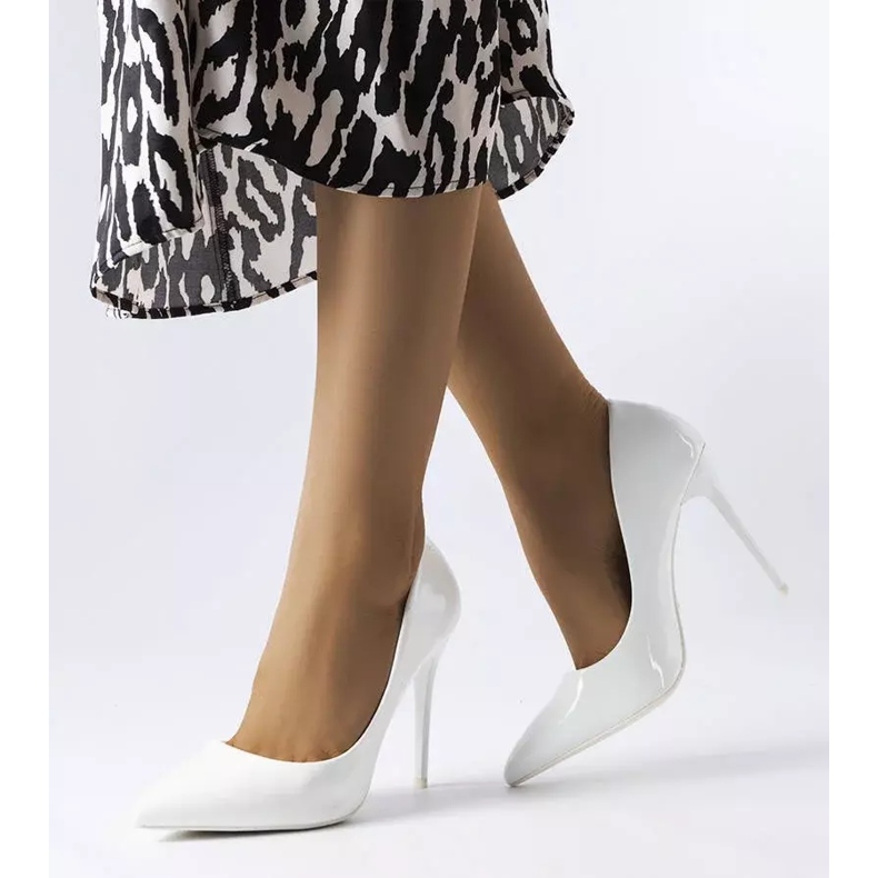 BM Zapatos de salón Iliana lacados en blanco 1