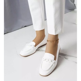 BM Mocasines blancos decorados con una cadena Bobbie 1