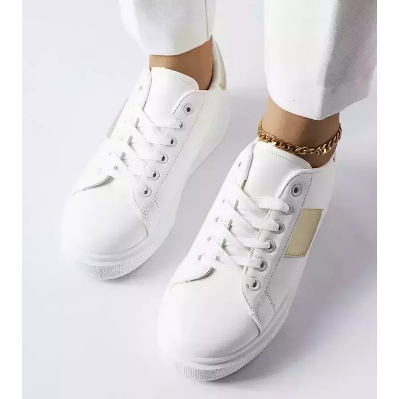 Zapatillas blancas con franja dorada de Aurélie blanco 2 Zapatillas blancas con franja dorada de Aurélie blanco 2