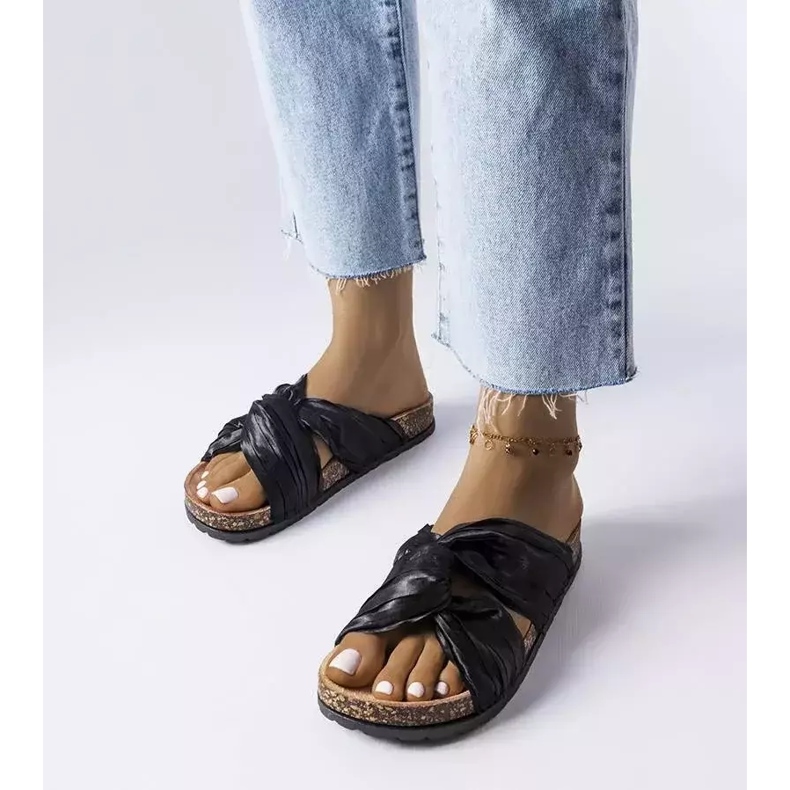 BM Chanclas negras decoradas con material Fresne negro 1