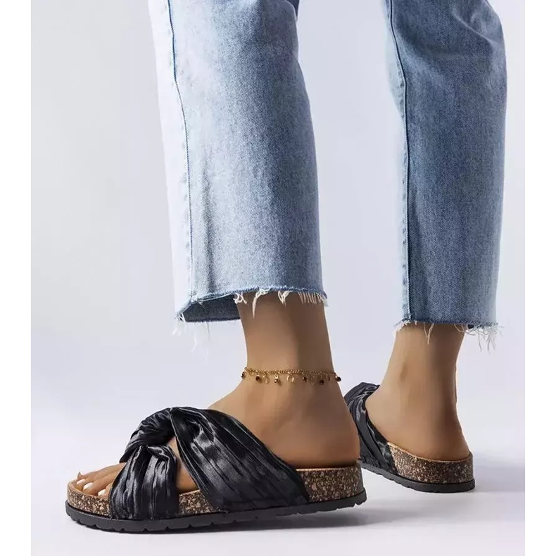 BM Chanclas negras decoradas con material Fresne negro 2