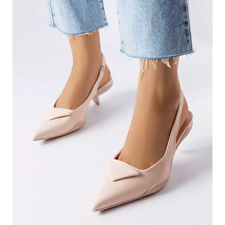 Sandalias beige de tacón bajo de Labonté 1 Sandalias beige de tacón bajo de Labonté 1