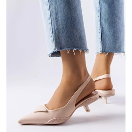 Sandalias beige de tacón bajo de Labonté 3