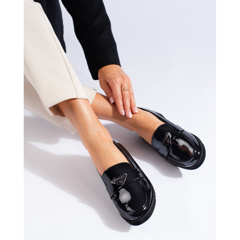 Zapatos de cuña baja en charol negro de Shelovet 1