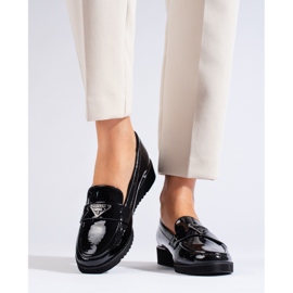 Zapatos de cuña baja en charol negro de Shelovet 2