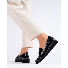 Zapatos de cuña baja en charol negro de Shelovet 3