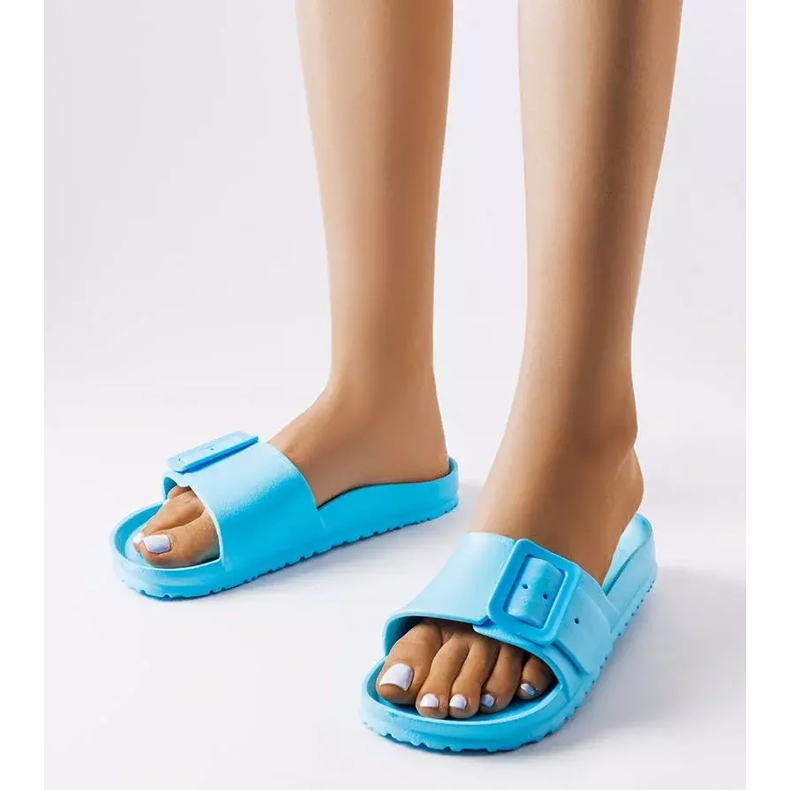 Chanclas de goma azules con hebilla de Nelm 1