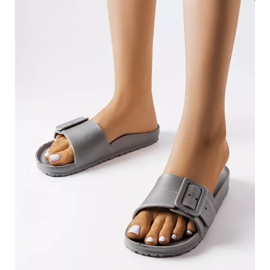 Chanclas de goma grises con hebilla de Nelm 1