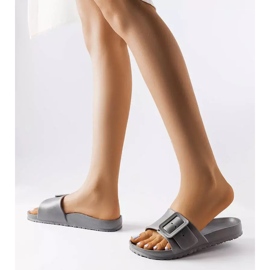 Chanclas de goma grises con hebilla de Nelm 2