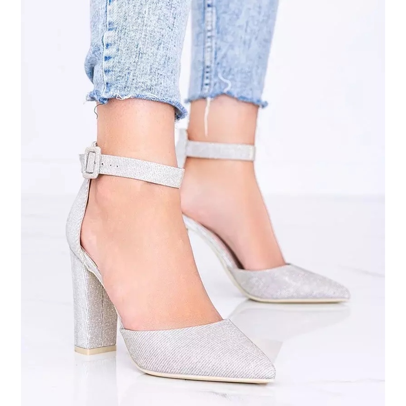 Bombas beige brillantes en la publicación de Mila 1