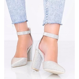 Bombas beige brillantes en la publicación de Mila 2