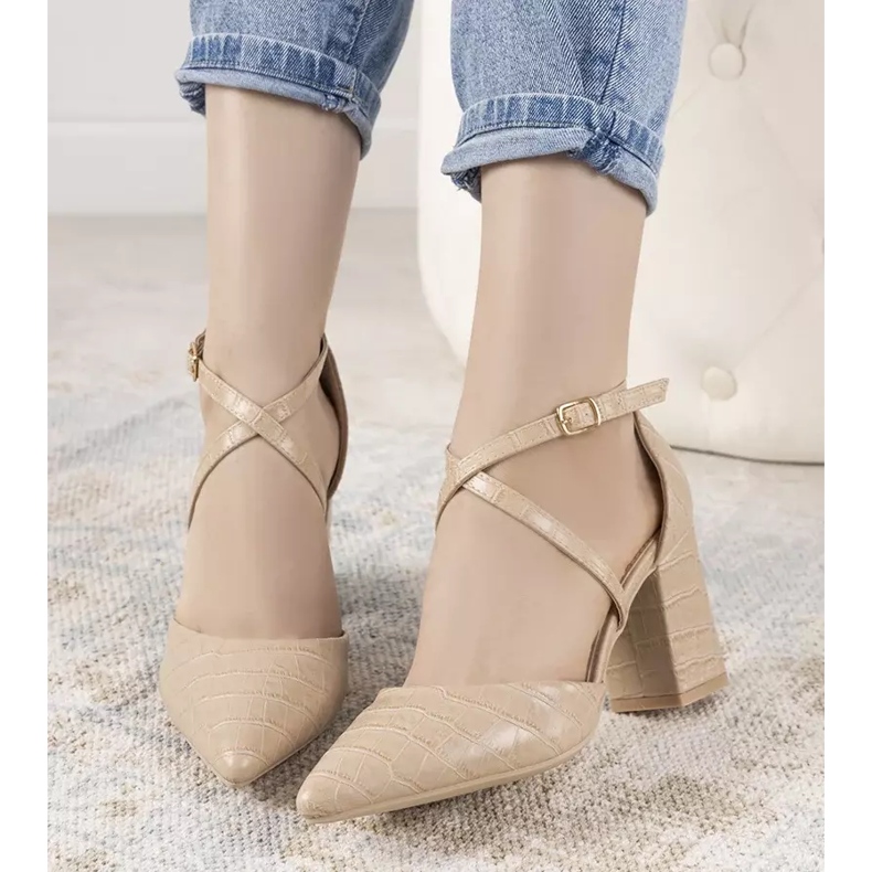 Bombas beige en un poste de Strutt 2 Bombas beige en un poste de Strutt 2