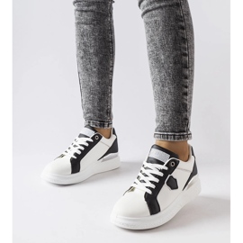 Zapatillas blancas y negras con detalles plateados de Via blanco 1