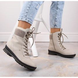 Botas de mujer cómodas de piel con aislamiento beige Rieker Z2405-60 5