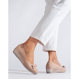 W. Potocki Bombas de mujer en una cuña baja Potocki calado beige 2