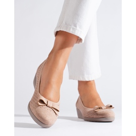 W. Potocki Bombas de mujer en una cuña baja Potocki calado beige 1