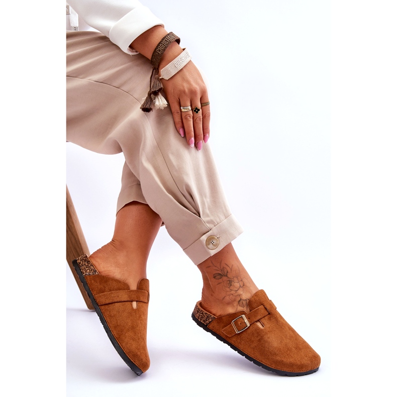 Chanclas de ante sobre plataforma de corcho color camel marrón 2