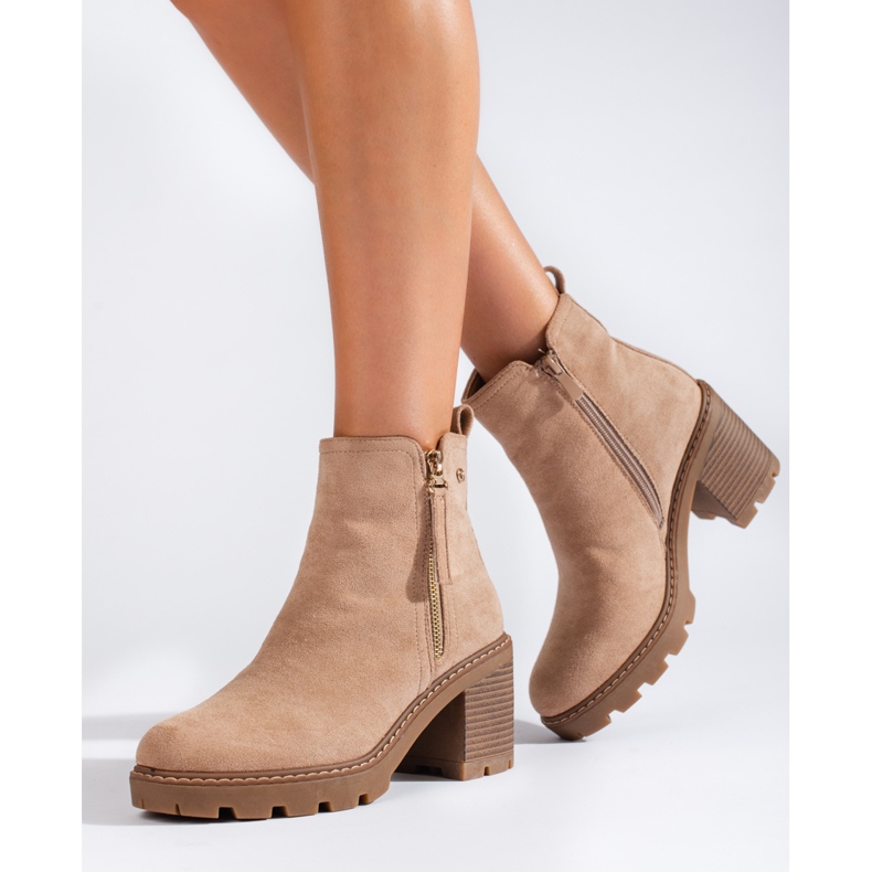 Botines de ante beige con tacón ancho de Vinceza 1 Botines de ante beige con tacón ancho de Vinceza 1