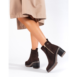 Botines de ante marrón con tacón ancho de Vinceza 1