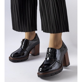 Zapatos de charol negros con tacón alto de Vinceza. 1