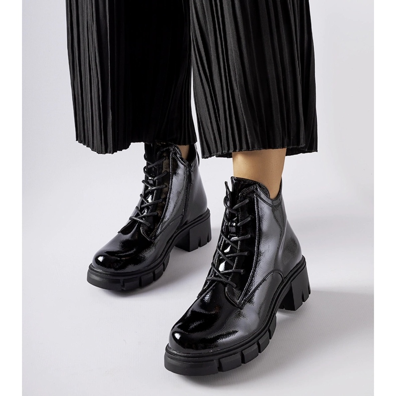 Botines negros de charol con aislamiento de Vinceza 1