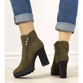 Botas de ante verde Castañeda en el poste 2