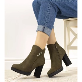 Botas de ante verde Castañeda en el poste 3