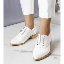 BM Zapatos blancos calados con tachuelas de Erin 1