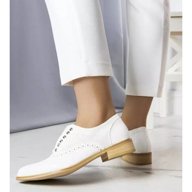 BM Zapatos blancos calados con tachuelas de Erin 2