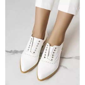 BM Zapatos blancos calados con tachuelas de Erin 3