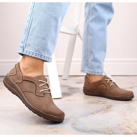 Cómodos zapatos de mujer de piel en color beige Helios 715 6