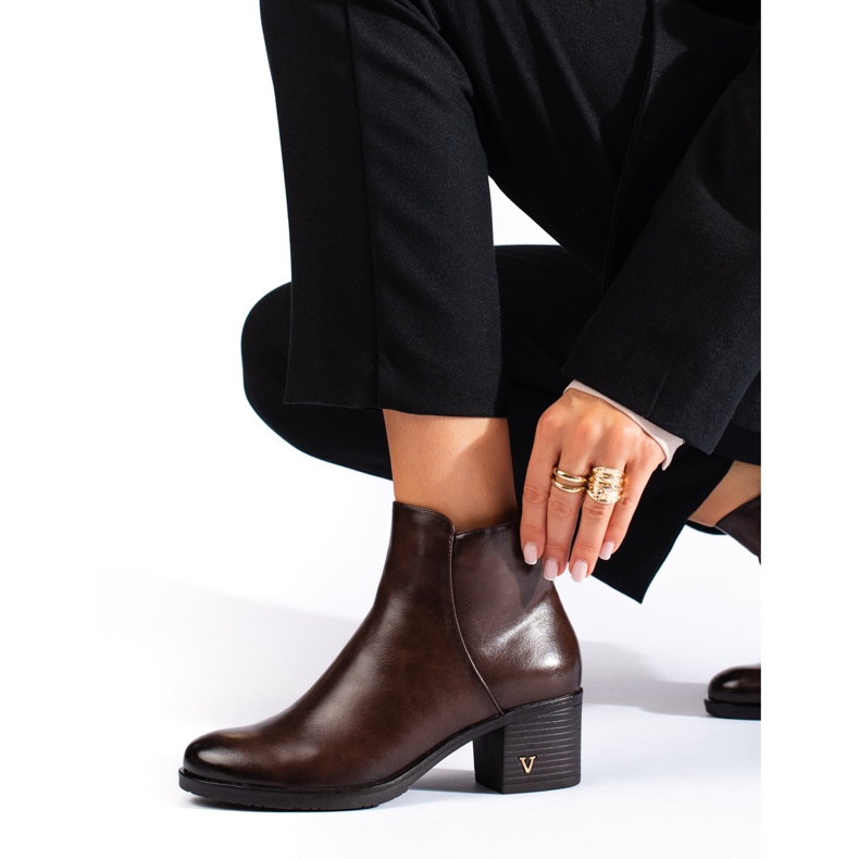 Botas de tacón clásicas marrones de Vinceza marrón 1 Botas de tacón clásicas marrones de Vinceza marrón 1