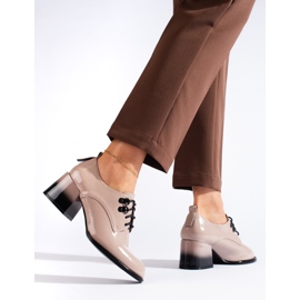 Zapatos de tacón beige con cordones de charol de Shelovet 3