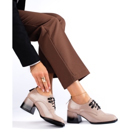 Zapatos de tacón beige con cordones de charol de Shelovet 2