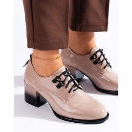 Zapatos de tacón beige con cordones de charol de Shelovet 1