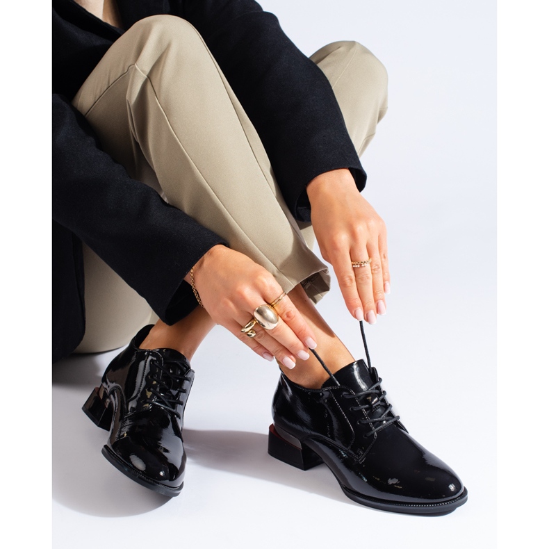 Zapatos tacón Vinceza charol negro cordones 1