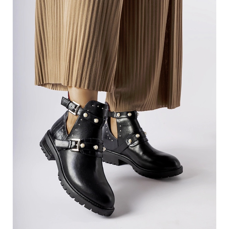 Botines negros con cutie y perlas Asker 1 Botines negros con cutie y perlas Asker 1