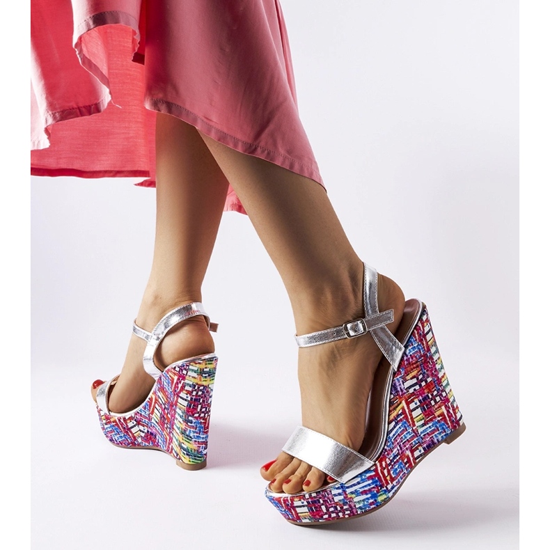 Sandalias plateadas con cuña decorada fairmont plata 1