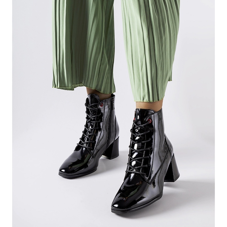 Botines de charol negros de Vinceza 1