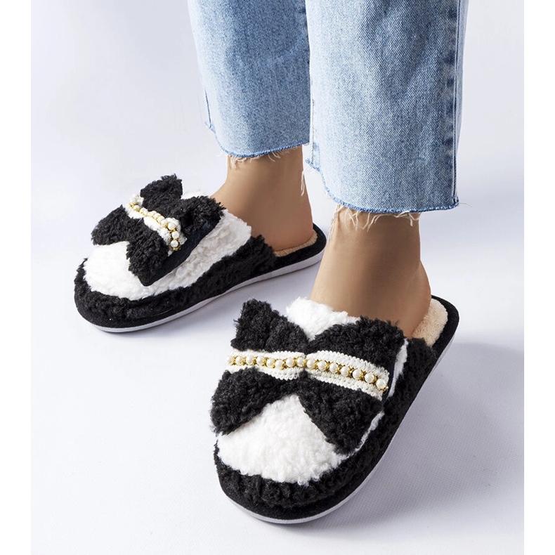 Zapatillas blancas y negras con lazo. negro 1 Zapatillas blancas y negras con lazo. negro 1