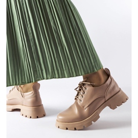 Zapatos beige con acabado Charleston mate. 1