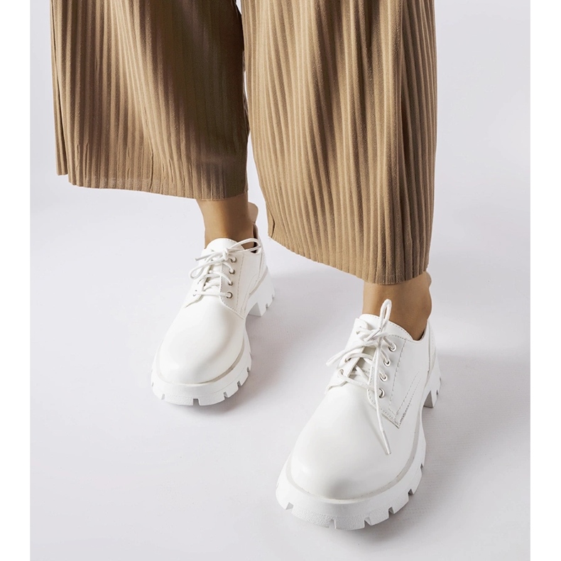 Zapatos blancos con acabado Charleston mate. 1