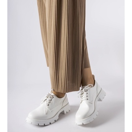 Zapatos blancos con acabado Charleston mate. 2
