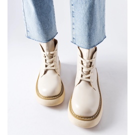 Botas de trabajo beige sobre plataforma gruesa Sacco. 2