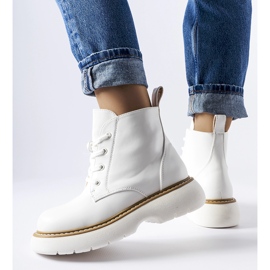 Zapatos de trabajadores blancos sobre una gruesa plataforma Sacco. 2